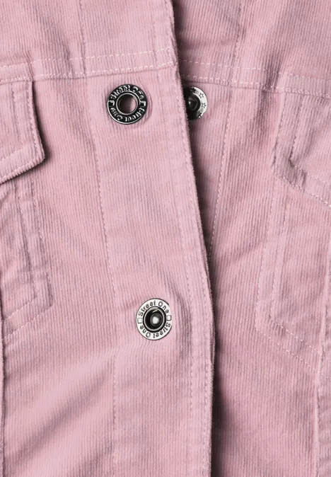 Jacke aus Cord mit Knopfleiste quiet rose Nahaufnahme einer rosa Cordjacke mit metallischen Druckknöpfen.
