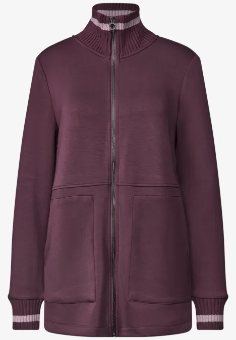 Dunkelviolette Damenjacke mit Stehkragen, Reißverschluss und aufgesetzten Taschen.