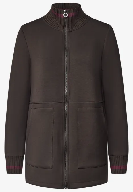 Cardigan long brun foncé en maille avec fermeture éclair, col montant et poches latérales.