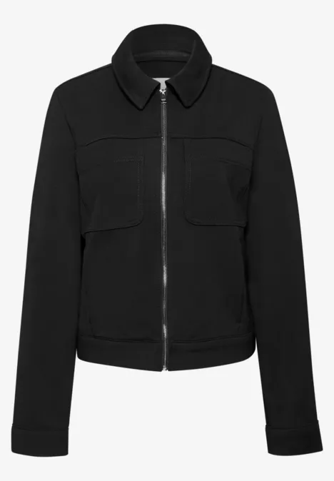 Jas met overhemdkraag en borstzakken Black Zwart jack met ritssluiting, overhemdkraag en twee borstzakken met klep.