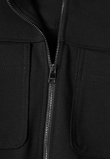 Jas met overhemdkraag en borstzakken Black Close-up van een zwart jack met centrale ritssluiting en opgestikte zakken.