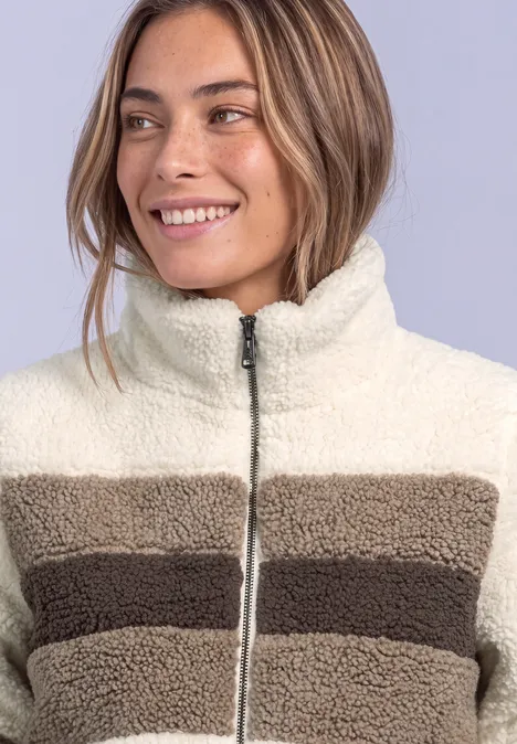 Teddy-Jacke im Colorblock-Look pure beige Frau lächelt und trägt eine gestreifte Fleecejacke in Cremeweiß und Braun.