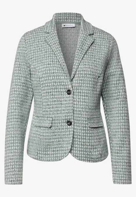 Licht getailleerde damesblazer in groen-wit tweed met reverskraag en twee knopen.