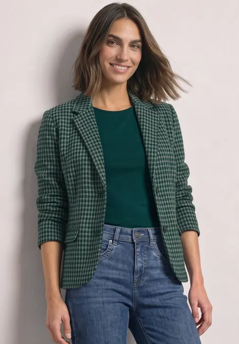 Basic Blazer mit Reverskragen und Muster stormy green Frau in grün kariertem Blazer, grünem Top und Jeans lächelt vor hellem Hintergrund