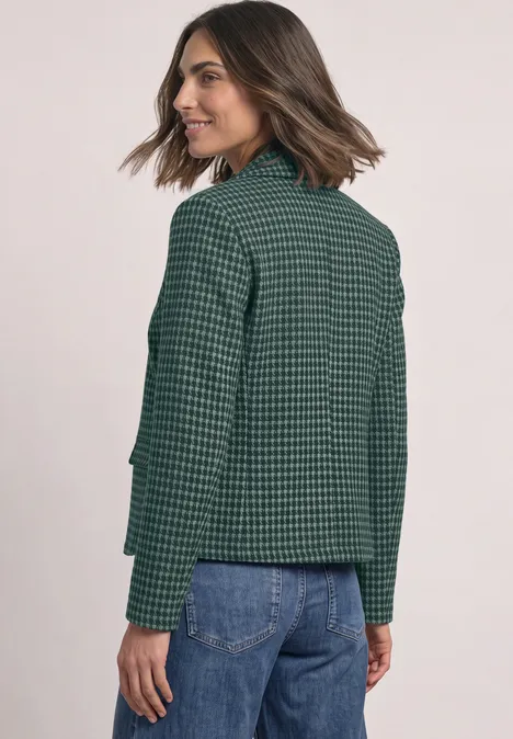 Basic Blazer mit Reverskragen und Muster stormy green Eine Frau im grünen, karierten Blazer mit blauen Jeans blickt über die Schulter.