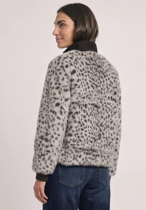 Fake Fur Jacke mit Animal Print black coffee Frau in grauer Kunstfelljacke mit schwarzem Kragen und Leopardenmuster, seitlich stehend.