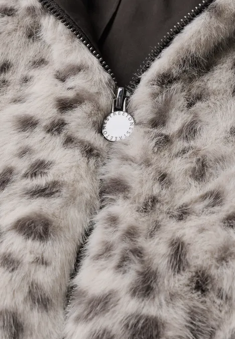 Fake Fur Jacke mit Animal Print black coffee Nahaufnahme einer gefleckten Felljacke mit Reißverschluss.