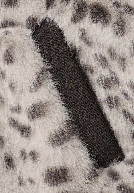 Fake Fur Jacke mit Animal Print black coffee Nahaufnahme von flauschigem, grau-weißem Kunstpelz mit schwarzen Flecken und einem schwarzen Stoffdetail.