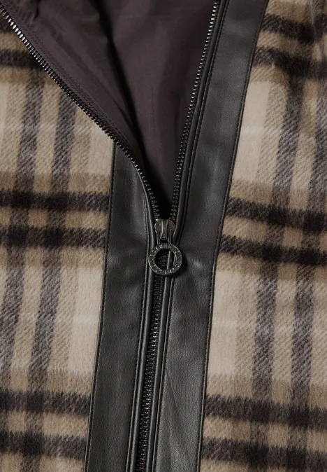 Jacke mit Wollanteil und Kapuze black coffee Nahaufnahme einer karierten Jacke mit Lederbesatz und Metallreißverschluss.
