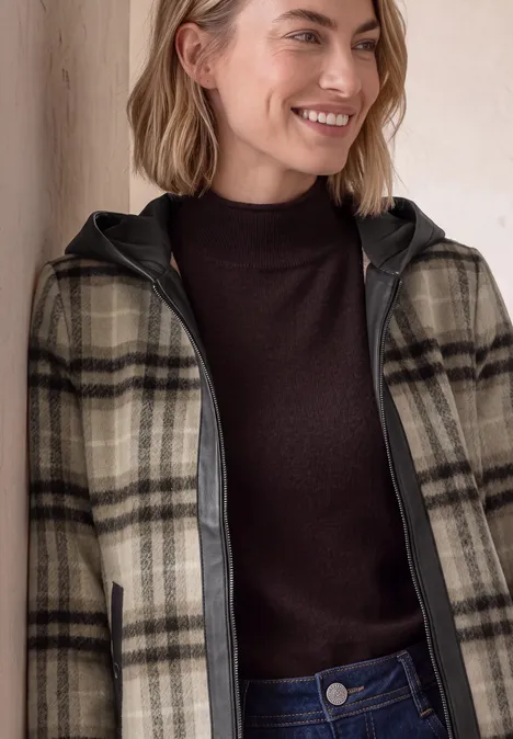 Jacke mit Wollanteil und Kapuze black coffee Eine lächelnde Frau in kariertem Mantel mit Kapuze und dunklem Rollkragenpullover vor hellem Hintergrund.