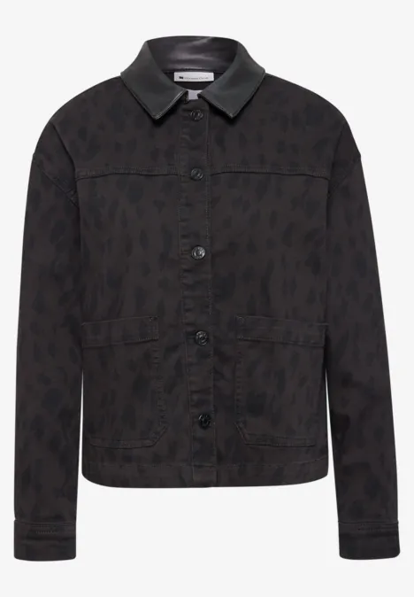 Jeansjacke mit Leo-Muster und Kragen Leo Print Washed Schwarze Jacke mit dezentem Muster und Knöpfen vorn.