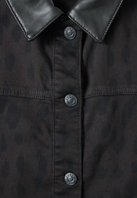 Jeansjacke mit Leo-Muster und Kragen Leo Print Washed Schwarze Jacke mit Lederkragen und Ton-in-Ton-Animalprint, Knopfleiste.