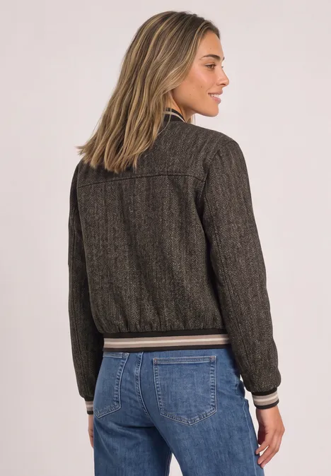 Blouson mit Herringbone-Muster black coffee Frau von hinten in brauner, melierter Bomberjacke mit Rippenbesätzen und blauen Jeans.