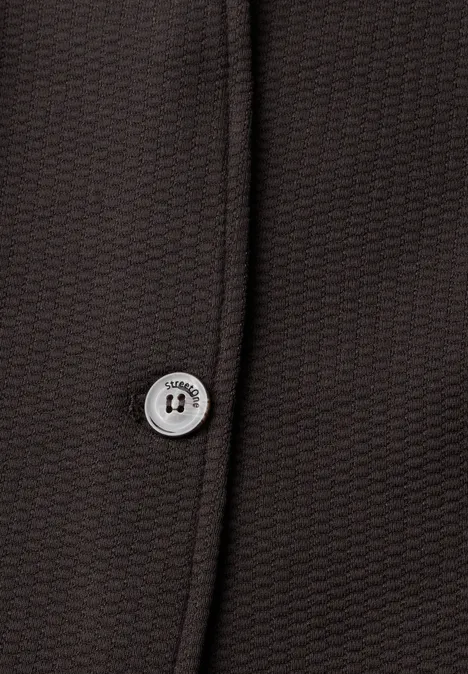 Blazer aus Jersey mit Struktur black coffee Nahaufnahme eines dunklen Strickstoffs mit sichtbar eingearbeitetem Knopf an der Naht.