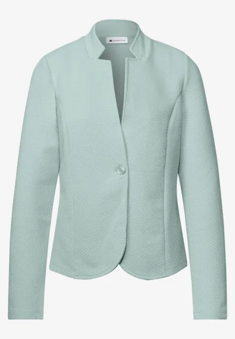 Mintgroene damesblazer met één knoop, getailleerde snit en lange mouwen.