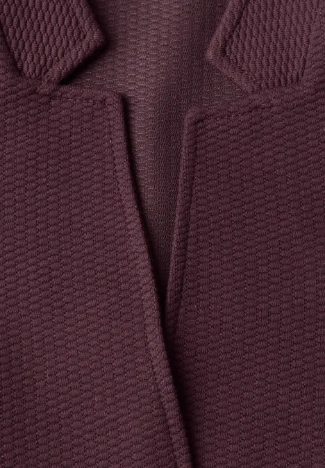 Blazer van jersey met structuur berry plum Close-up van de bordeauxrode, gestructureerde revers van een jas met fijn geweven motief.