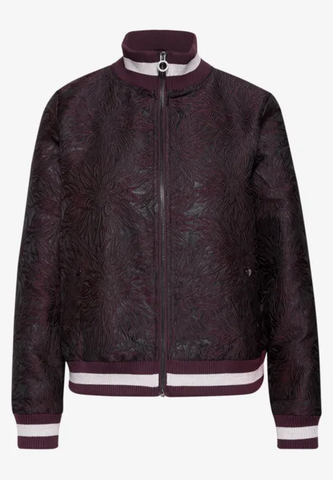 Dunkelrote, gemusterte Damen-Bomberjacke mit Reißverschluss und kontrastierenden Rippbündchen in Weiß und Burgund.