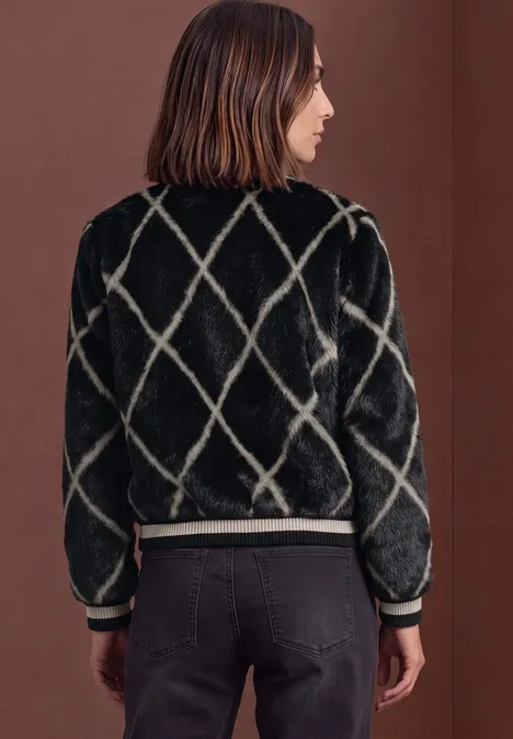 Fake Fur Blouson mit Leder-Look-Details armor grey Frau von hinten in schwarzer Bomberjacke mit cremefarbenem Rautenmuster und schwarzer Hose vor brauner Wand