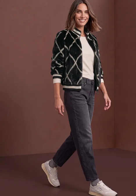Fake Fur Blouson mit Leder-Look-Details armor grey Eine Frau geht in einem schwarzen, karierten Blouson, einem hellen Shirt und grauen Hosen.