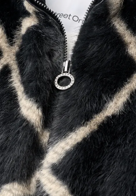 Fake Fur Blouson mit Leder-Look-Details armor grey Nahaufnahme eines schwarzen Fellmantels mit cremefarbenen Streifen und runder silberner Reißverschlusslasche