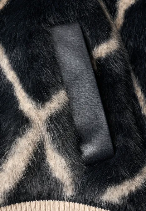 Fake Fur Blouson mit Leder-Look-Details armor grey Nahaufnahme eines schwarz-weißen Fellstoffs mit giraffenartigem Muster und schwarzer Lederapplikation