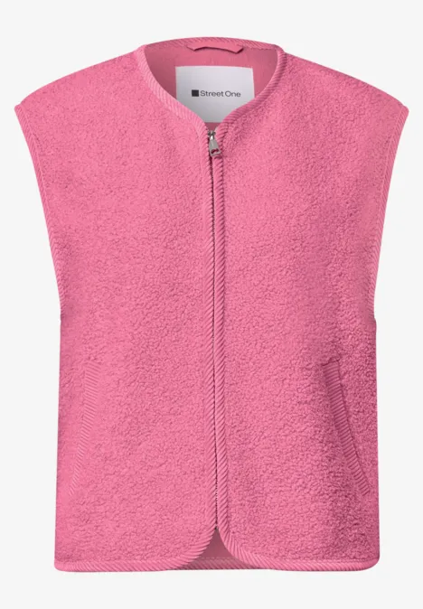 Rosa Fleece-Weste mit durchgehendem Reißverschluss und zwei seitlichen Taschen, ärmellos und weich.