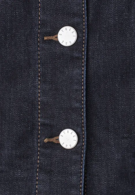 Dunkelblaue Jeansjacke mit sichtbarer Knopfleiste und silbernen Metallknöpfen
