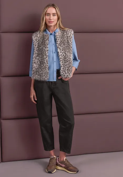 Fake-Fur Weste mit Zipper und Taschen clay sand Eine Frau trägt ein graues Kunstfellweste über einer hellblauen Bluse, schwarze Hose und braune Sneaker.