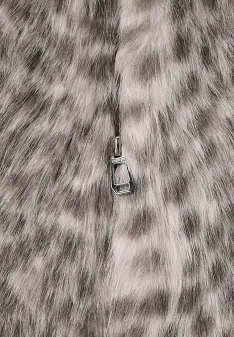 Fake-Fur Weste mit Zipper und Taschen clay sand Nahaufnahme eines grauen, gepunkteten Pelzstoffs mit zwei silbernen Reißverschlussanhängern.
