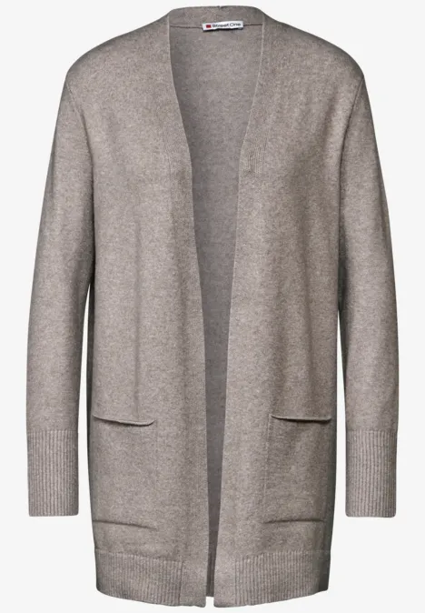 Langer grauer Strickcardigan mit Taschen, offen getragen.