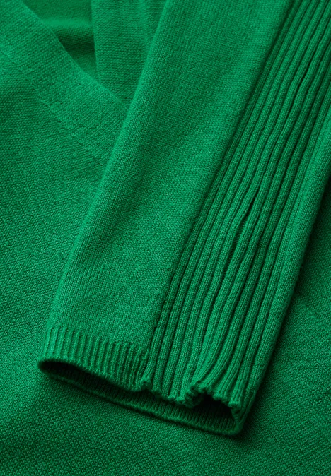 Langer Cardigan glowing green