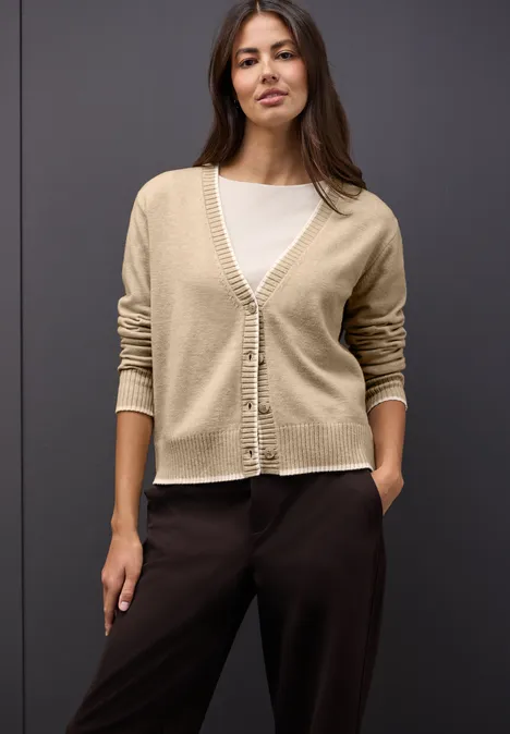 Cardigan mit Kontrastdetails sanded beige mel. Cardigan mit Kontrastdetails sanded beige mel.
