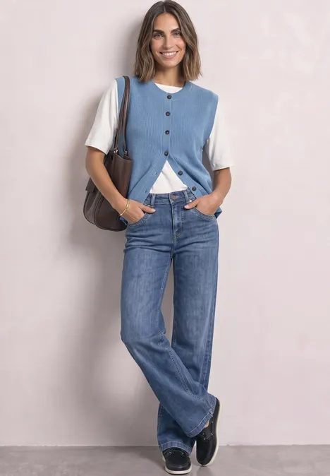 Strickweste mit Rundhals und Knopfleiste northern blue mel. Frau mit blauem Strickweste, weißem T-Shirt, Jeans und Tasche vor hellem Hintergrund.