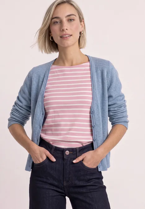 Cardigan à col en V et patte de boutonnage northern blue mel. Femme en t-shirt rose à rayures blanches, gilet bleu clair et jean foncé.