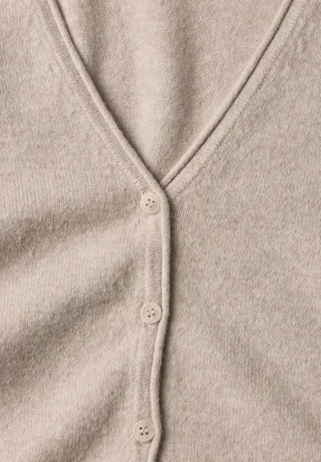 Cadigan met V-hals en knoopsluiting clay sand mel. Beige gestrickter Cardigan mit V-Ausschnitt und Knöpfen.