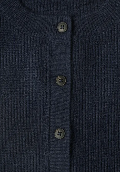Donkerblauwe gebreide cardigan met ronde knopen op de knoopsluiting