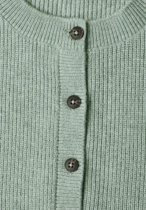 Strickweste mit Rundhals und Knopfleiste eucalyptus green mel. Hellgrüne Strickjacke mit Rundhalsausschnitt und drei dunklen Knöpfen