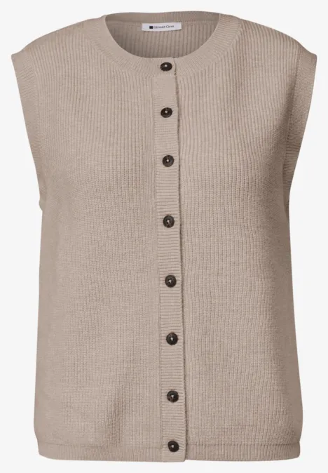 Mouwloos beige gebreid vest met ronde hals en knoopsluiting aan de voorkant.