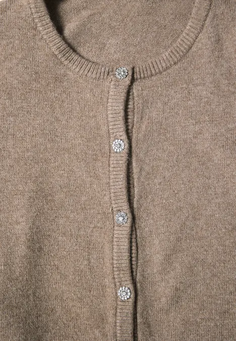 Braunes Strick-Cardigan mit rundem Ausschnitt und funkelnden Knöpfen.