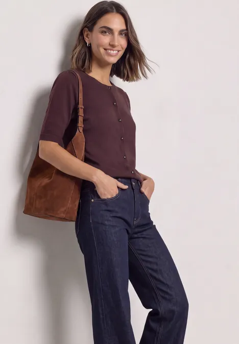 Kurzarm Cardigan mit Rundhals und Knöpfen rustic rouge Eine Frau in braunem Cardigan und dunklen Jeans mit brauner Schultertasche lächelt vor neutralem Hintergrund.