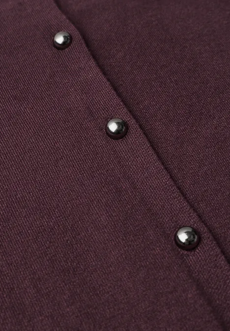 Kurzarm Cardigan mit Rundhals und Knöpfen rustic rouge Nahaufnahme eines dunkelroten Strickstoffs mit drei schwarzen Knöpfen.