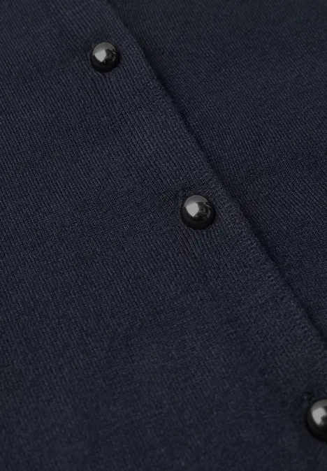 Close-up van donkerblauw gebreid stof met glanzende zwarte drukknopen.
