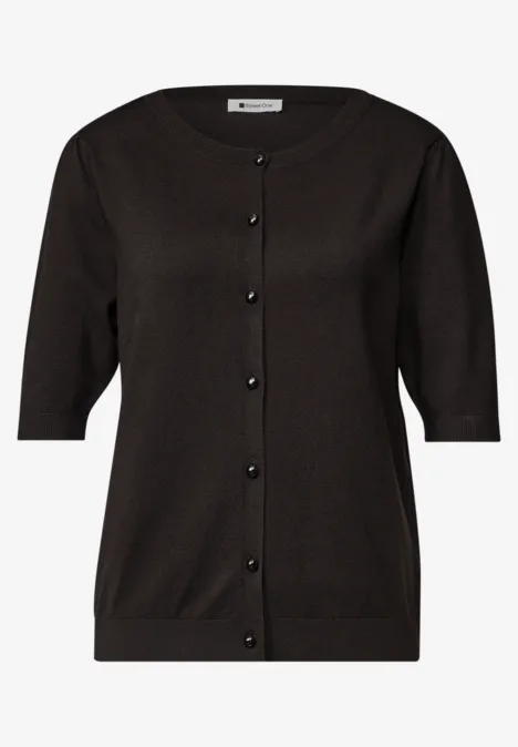 Zwarte cardigan met halflange mouwen en knoopsluiting.