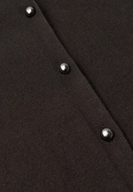 Close-up van een donker textiel met glanzende metalen knopen op een rij.