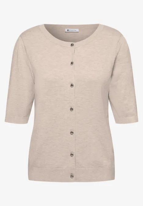 Beige cardigan met korte mouwen en knoopsluiting aan de voorkant.