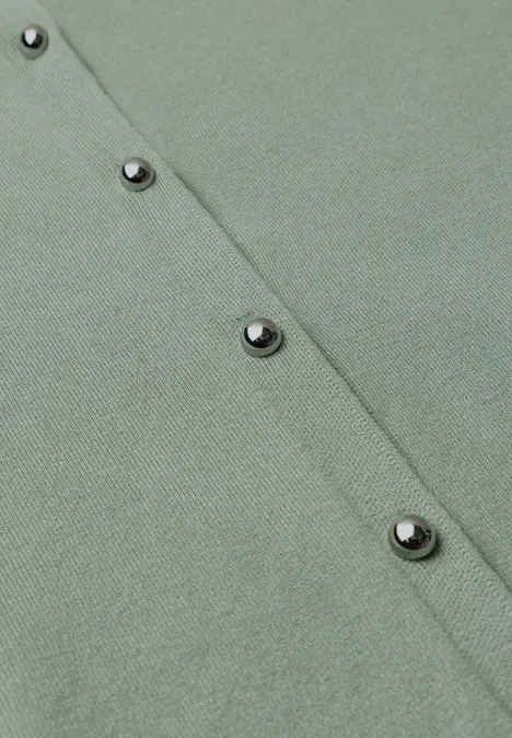 Close-up van een lichtgroene gebreide cardigan met een rij glanzende metalen drukkers.