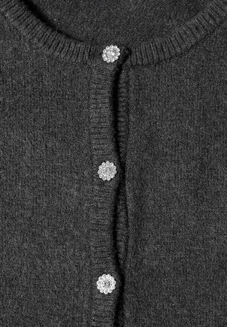 Langarm Cardigan mit Rundhals und Knöpfen armor grey mel. Dunkler Strickcardigan mit drei funkelnden Blumenknöpfen in Nahaufnahme.