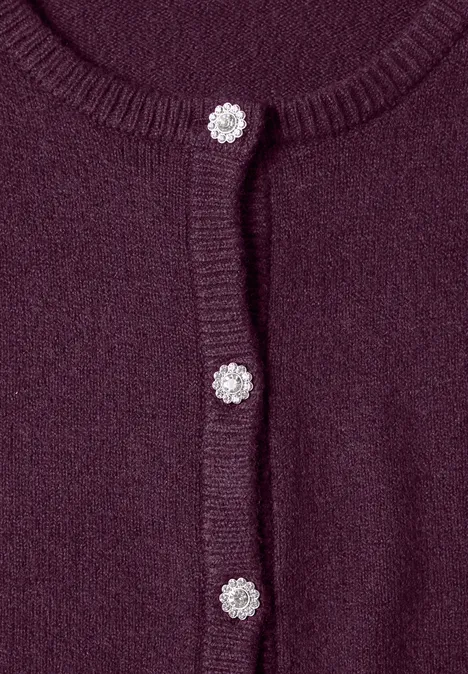 Kardigan z długimi rękawami, okrągłym dekoltem i guzikami berry maroon mel. Zbliżenie na fioletowy sweter zapinany z błyszczącymi srebrnymi guzikami