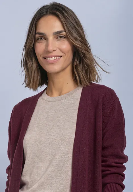 Langarm Cardigan im offenen Schnitt rustic rouge Eine junge Frau mit schulterlangem braunem Haar, lächelnd, trägt beiges Shirt und bordeauxroten Cardigan.