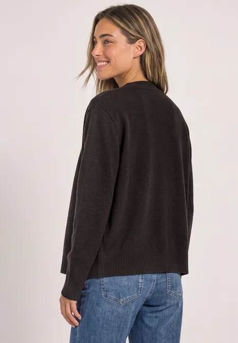 Langarm Cardigan im offenen Schnitt black coffee Frau im schwarzen Cardigan und blauen Jeans, von hinten fotografiert und über die Schulter blickend.